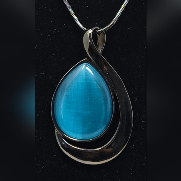 Lia Sophia Wmns Gunmetal Necklace Tear Drop Pendant Opalesent Mohave Blue Color - Picture 2 of 9